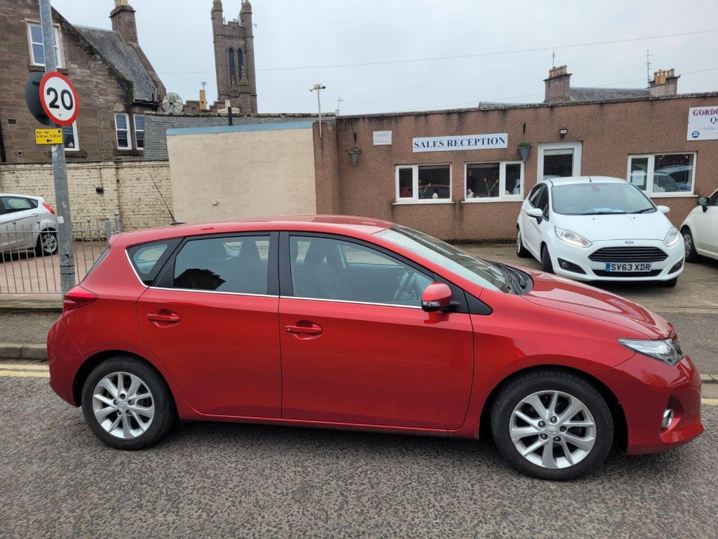 TOYOTA AURIS