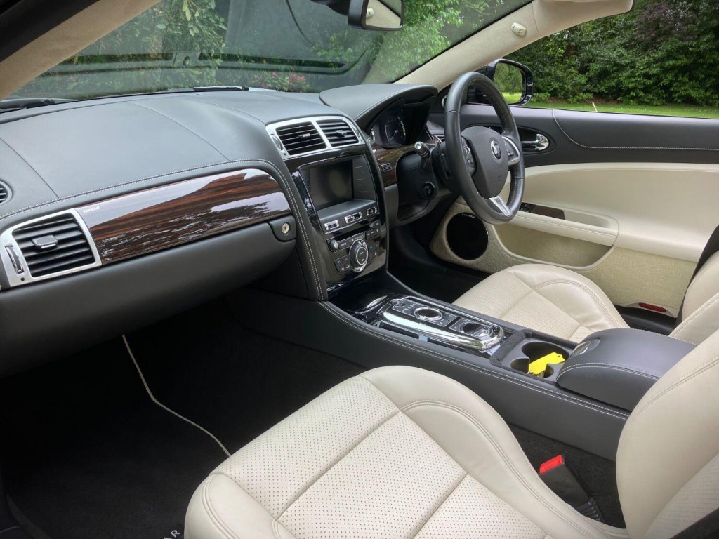 View JAGUAR XK 5.0 V8 Signature