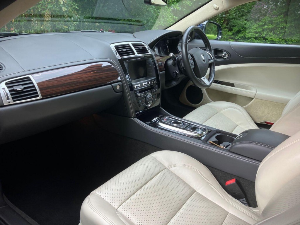 View JAGUAR XK 5.0 V8 Signature