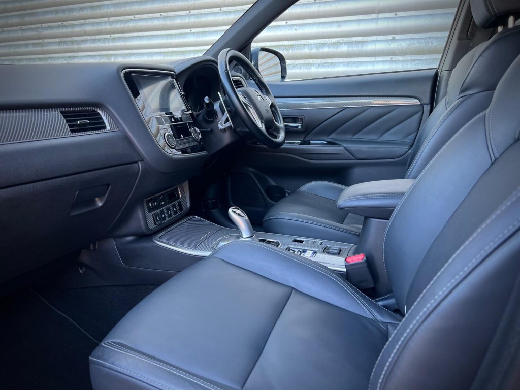 View MITSUBISHI OUTLANDER 2.4 h TwinMotor 13.8kWh 4h