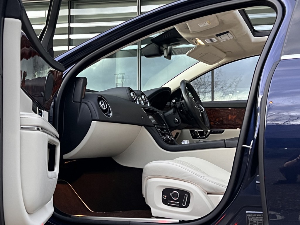 View JAGUAR XJ 3.0 d V6 Portfolio