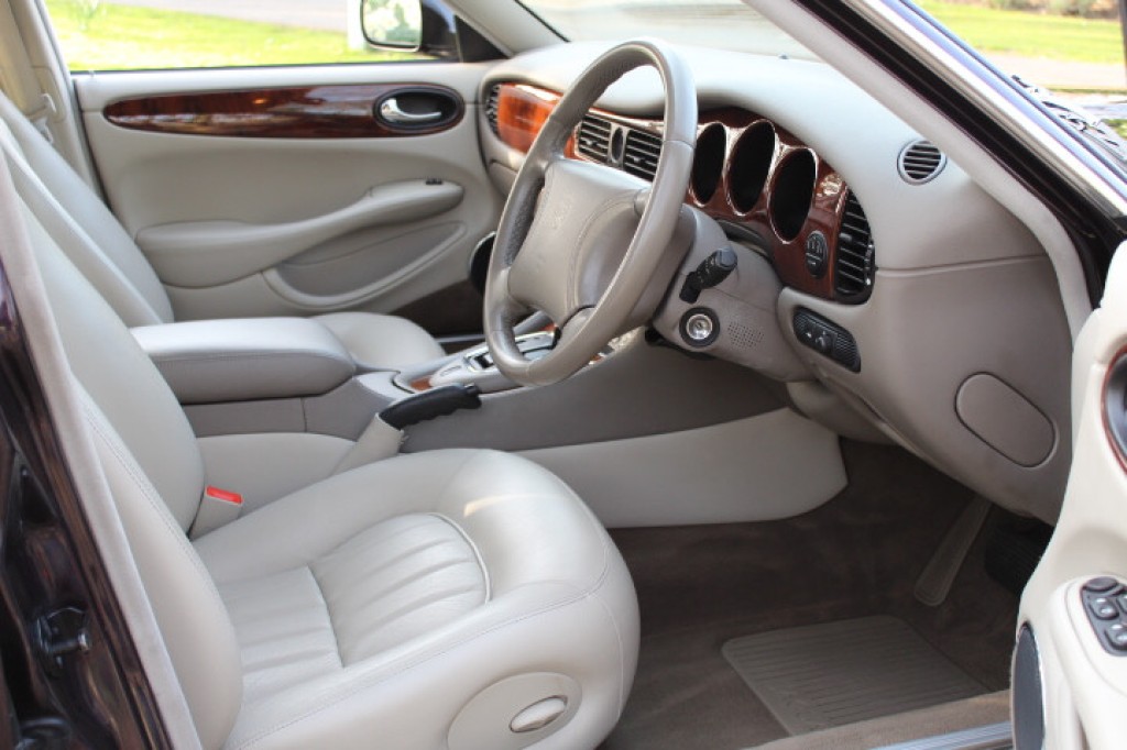 View JAGUAR XJ XJ8 3.2 V8 Executive