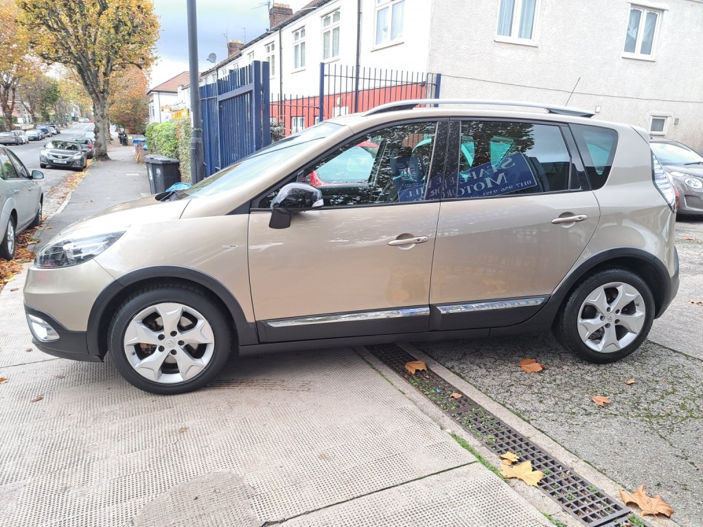 View RENAULT SCENIC 1.5 Dynamique TomTom Bose+ Pack dCi 110 EDC Auto