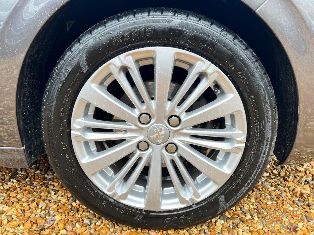 PEUGEOT 208 1.2 PureTech Allure  2017