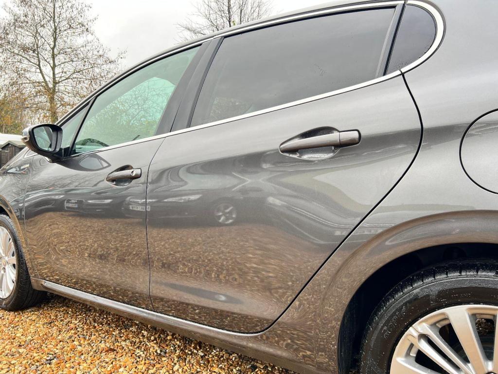 PEUGEOT 208 1.2 PureTech Allure  2017