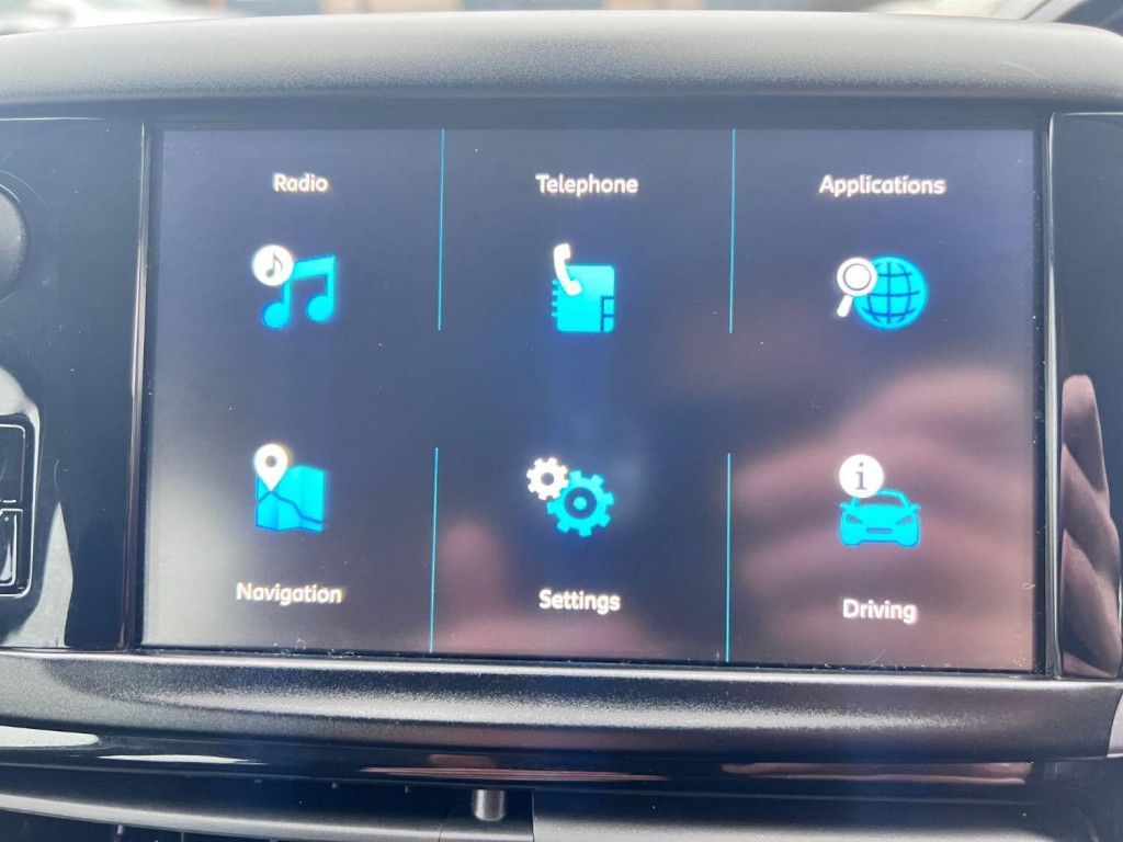 PEUGEOT 208 1.2 PureTech Signature 2018