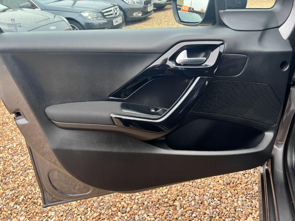 PEUGEOT 208 1.2 PureTech Signature 2018