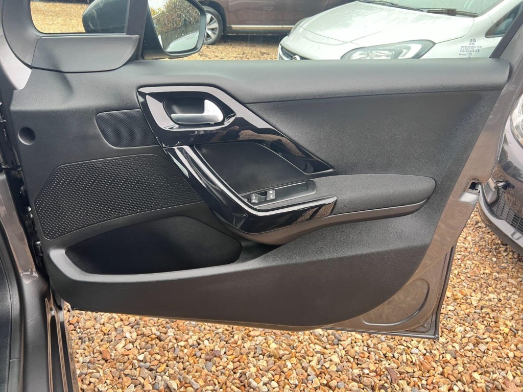 PEUGEOT 208 1.2 PureTech Signature 2018