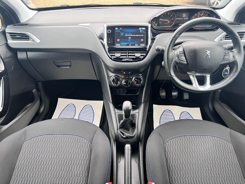 PEUGEOT 208 1.2 PureTech Signature 2018