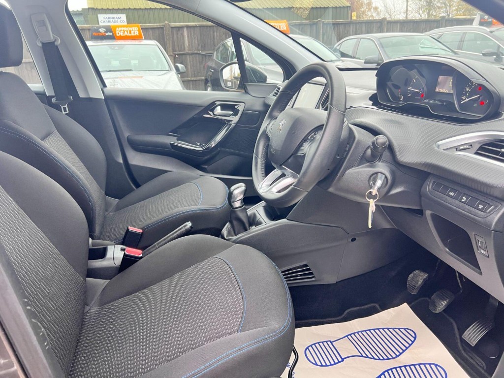 PEUGEOT 208 1.2 PureTech Signature 2018