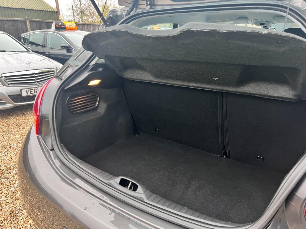 PEUGEOT 208 1.2 PureTech Signature 2018