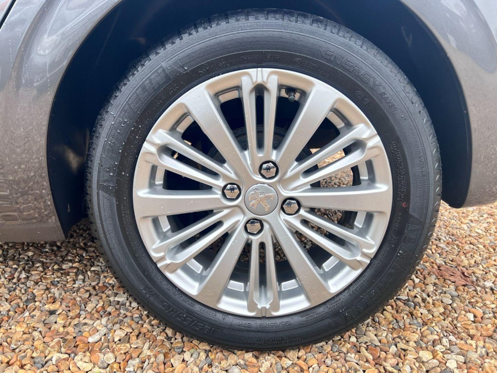 PEUGEOT 208 1.2 PureTech Signature 2018