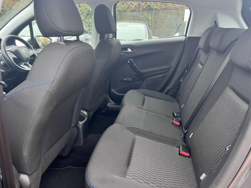 PEUGEOT 208 1.2 PureTech Signature 2018