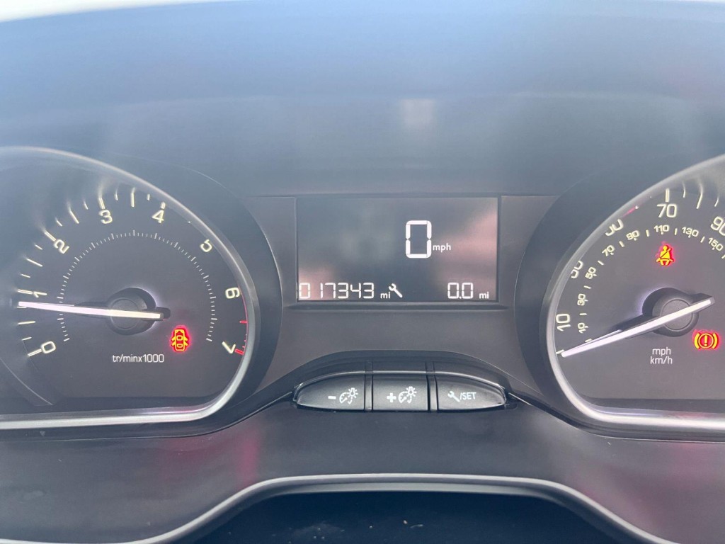 PEUGEOT 208 1.2 PureTech Signature 2018