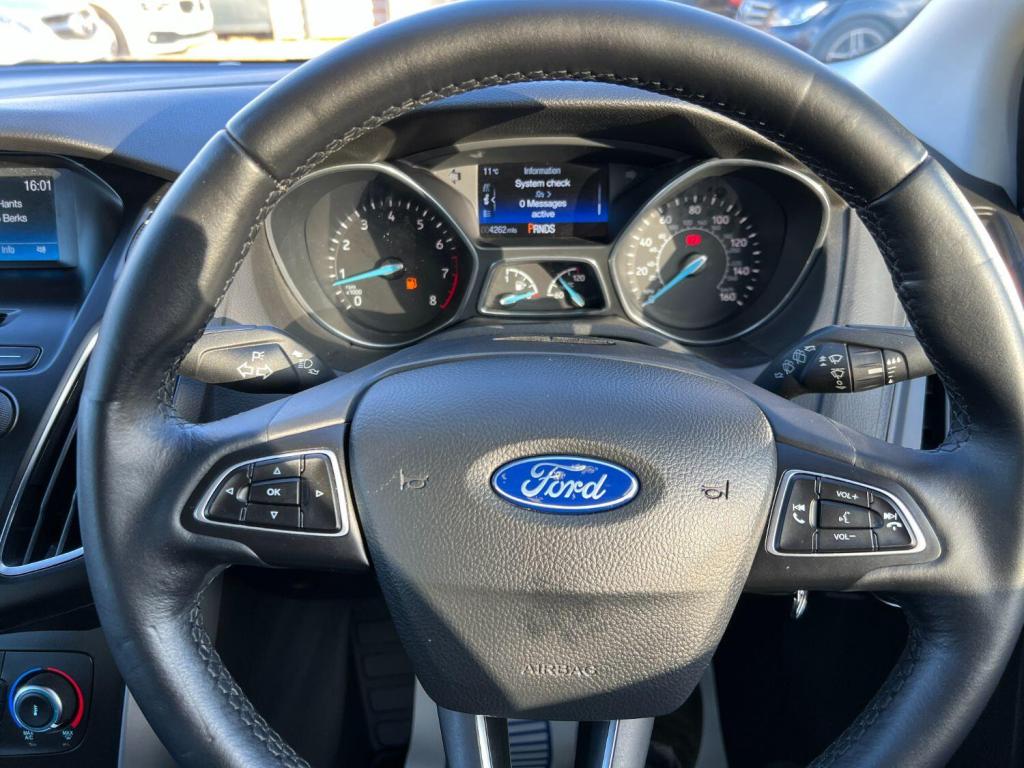 FORD FOCUS 1.6 Zetec 2015