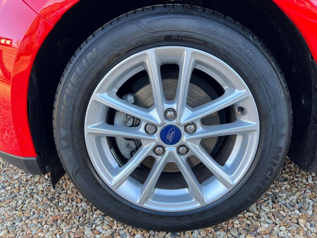 FORD FOCUS 1.6 Zetec 2015