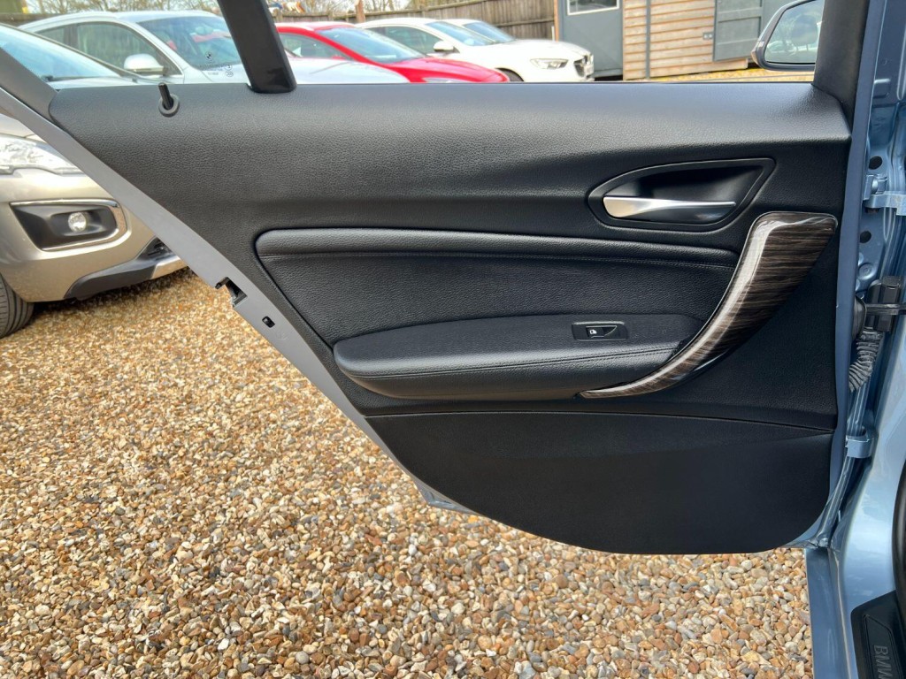 BMW 1 SERIES 2.0 118d SE Sport 5-door 2012