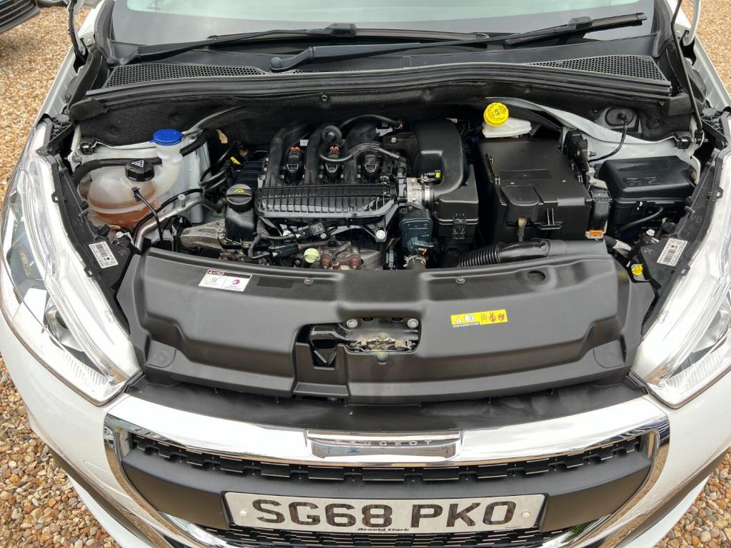 PEUGEOT 208 1.2 PureTech Signature 2018