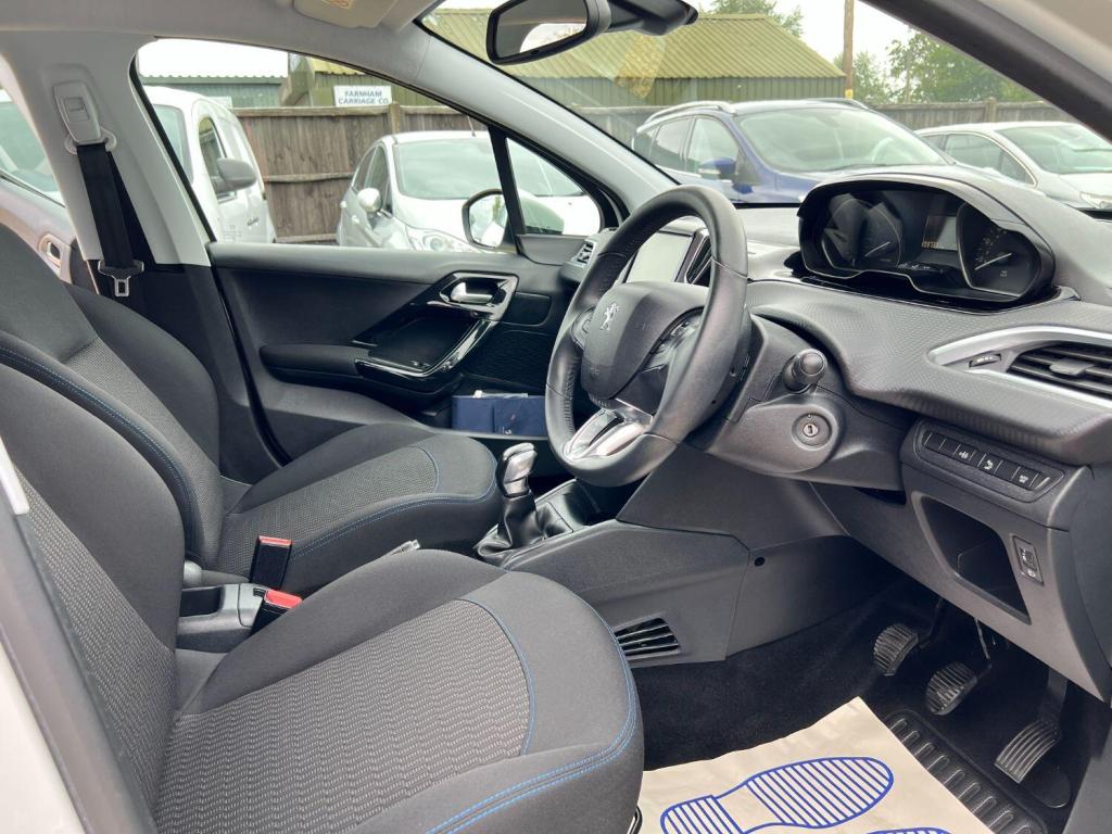 PEUGEOT 208 1.2 PureTech Signature 2018