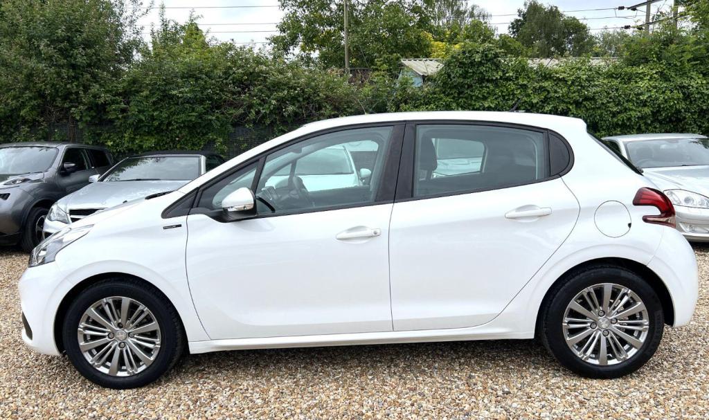 PEUGEOT 208 1.2 PureTech Signature 2018