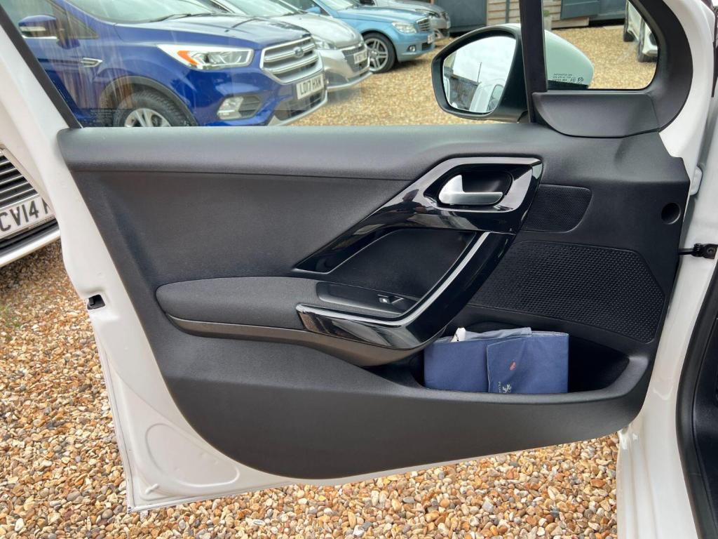 PEUGEOT 208 1.2 PureTech Signature 2018