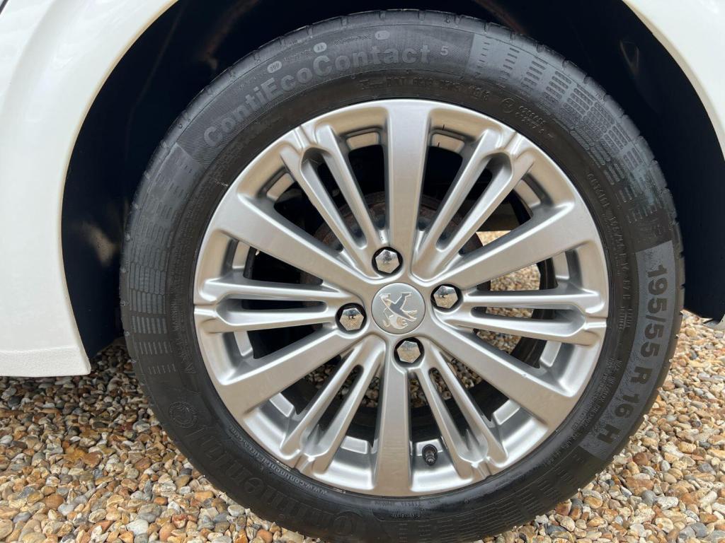 PEUGEOT 208 1.2 PureTech Signature 2018