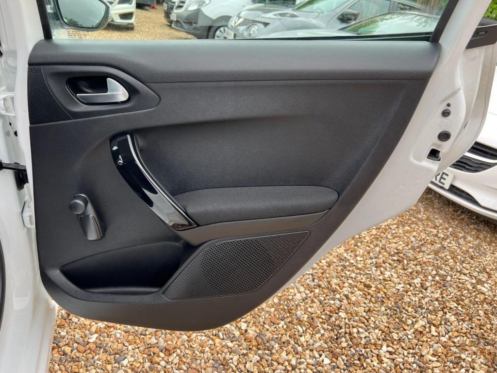 PEUGEOT 208 1.2 PureTech Signature 2018