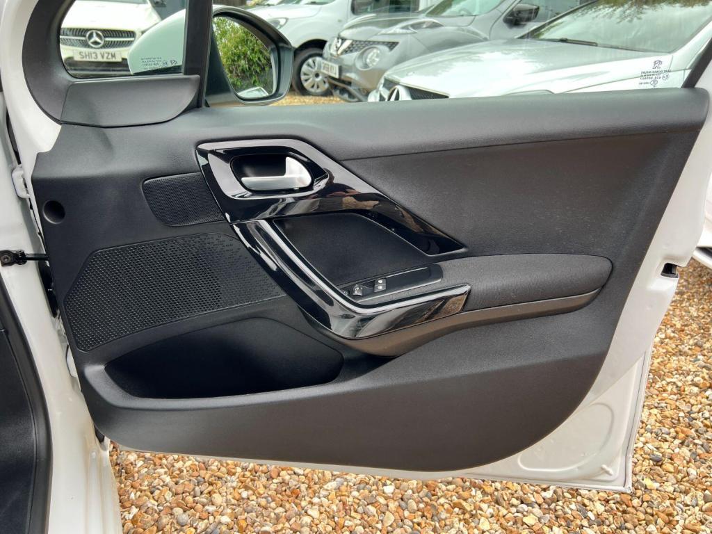 PEUGEOT 208 1.2 PureTech Signature 2018