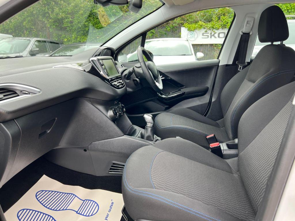 PEUGEOT 208 1.2 PureTech Signature 2018