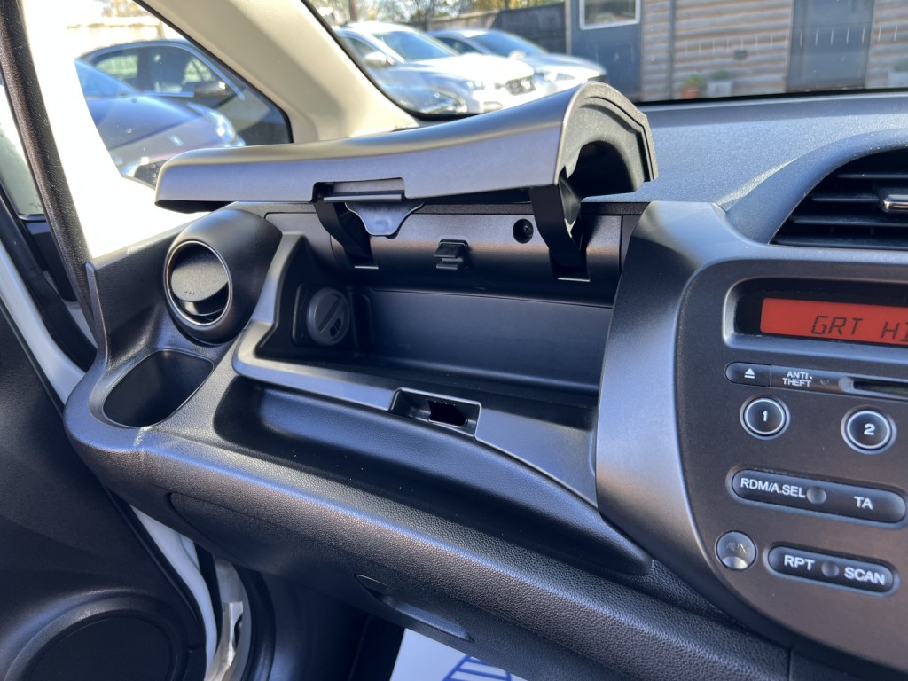 HONDA JAZZ 1.4 i-VTEC ES Plus 2013