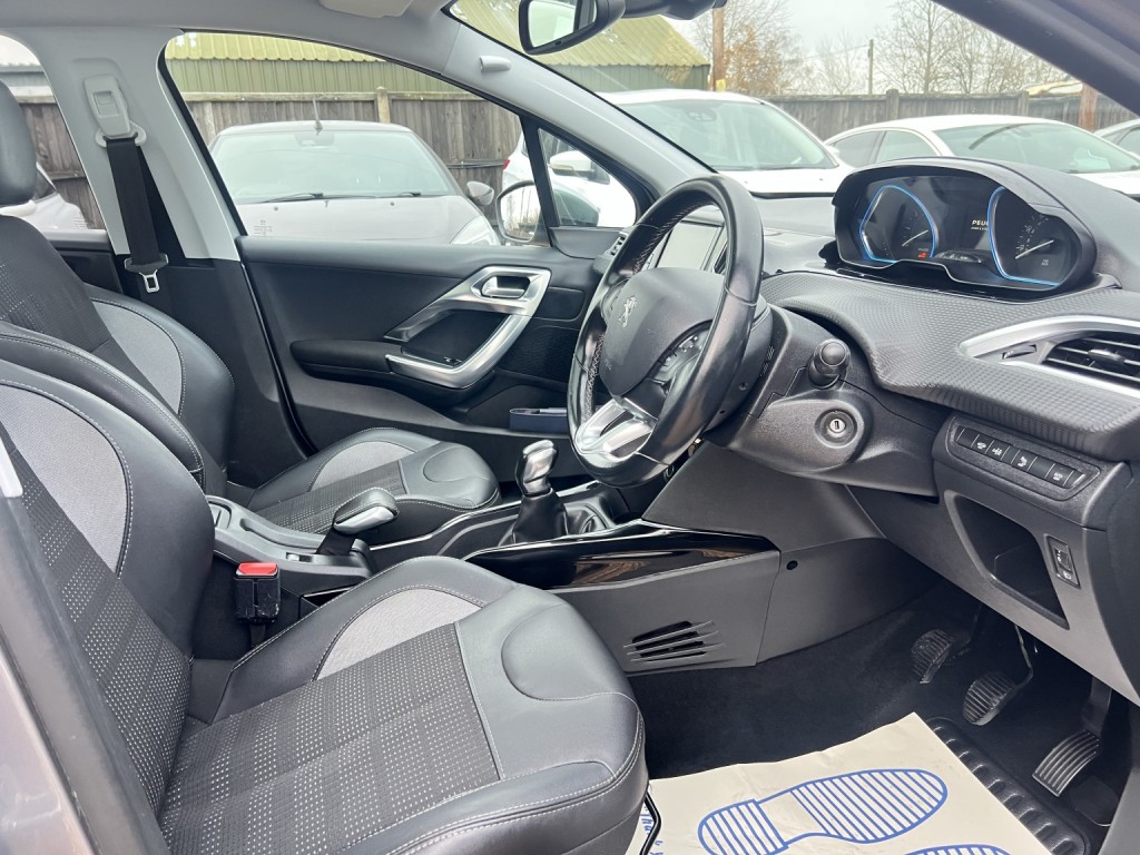 PEUGEOT 2008 1.2 PureTech Allure Premium 2018