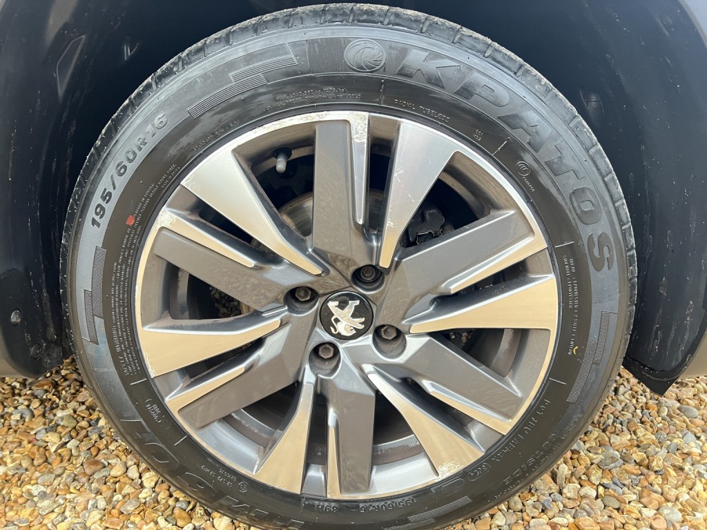 PEUGEOT 2008 1.2 PureTech Allure Premium 2018