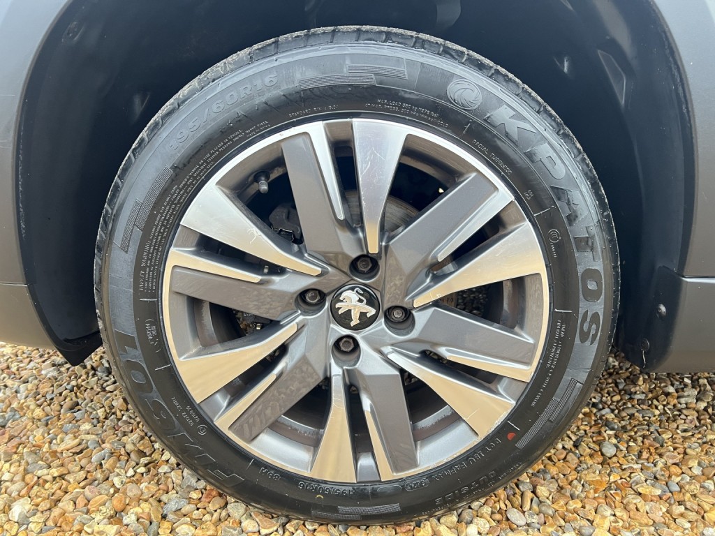 PEUGEOT 2008 1.2 PureTech Allure Premium 2018