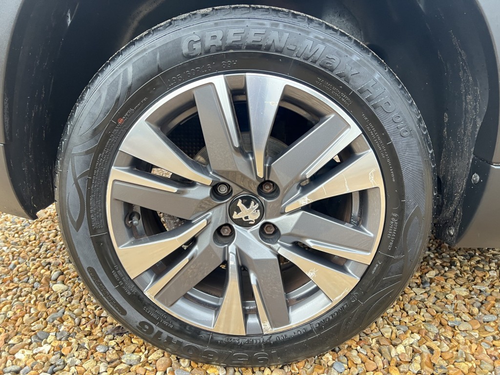 PEUGEOT 2008 1.2 PureTech Allure Premium 2018
