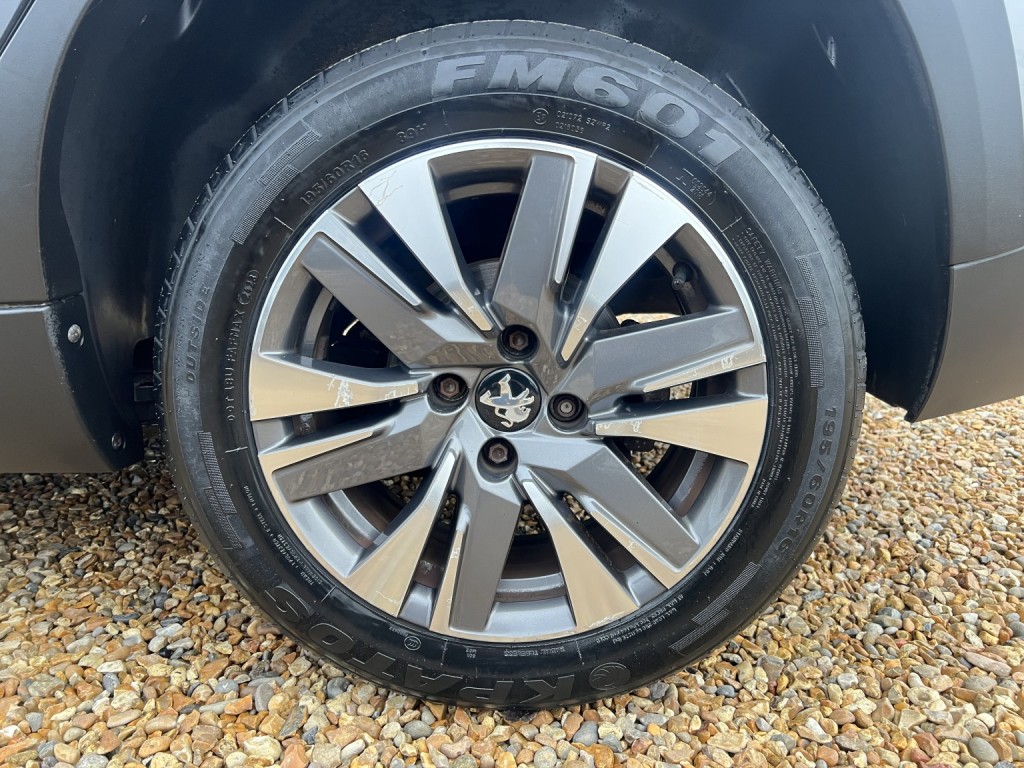 PEUGEOT 2008 1.2 PureTech Allure Premium 2018