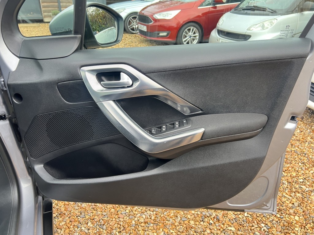 PEUGEOT 2008 1.2 PureTech Allure Premium 2018