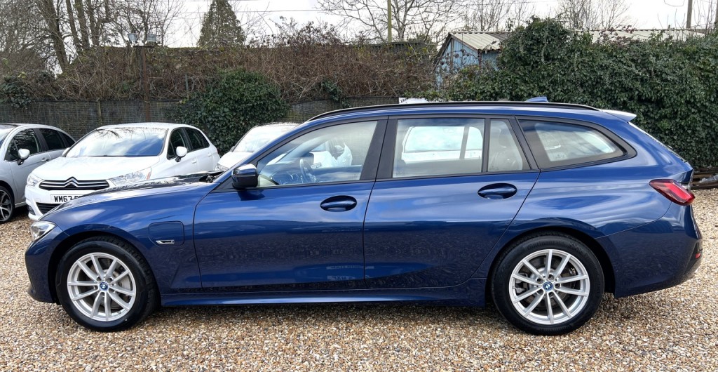 View BMW 3 SERIES 2.0 330e SE Pro Touring