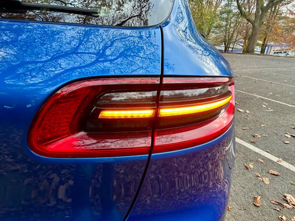 PORSCHE MACAN