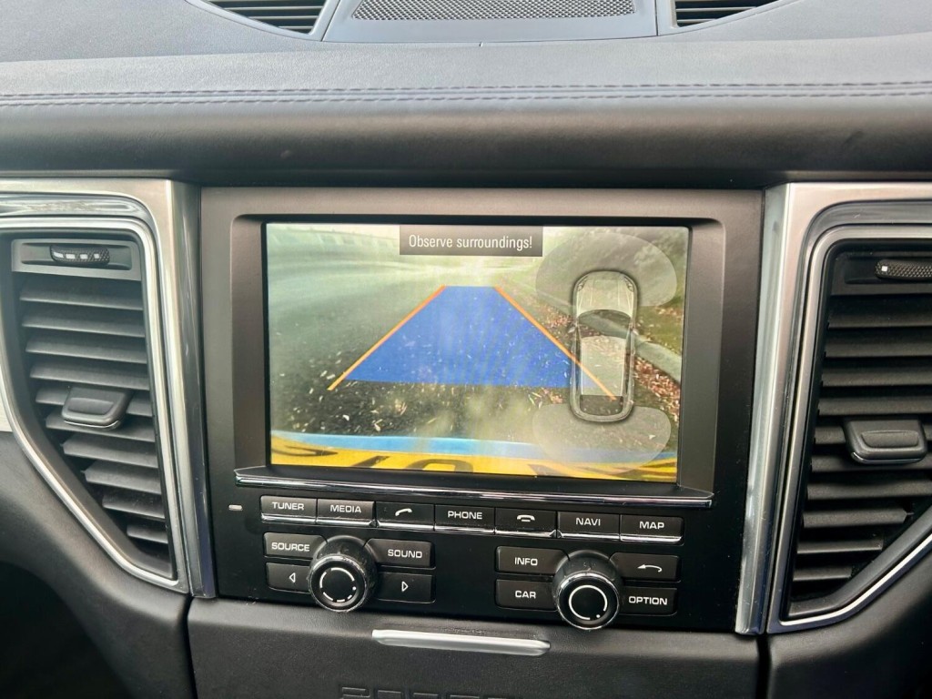 PORSCHE MACAN