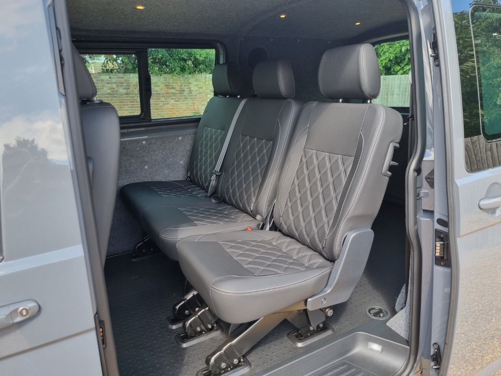 VOLKSWAGEN TRANSPORTER KOMBI