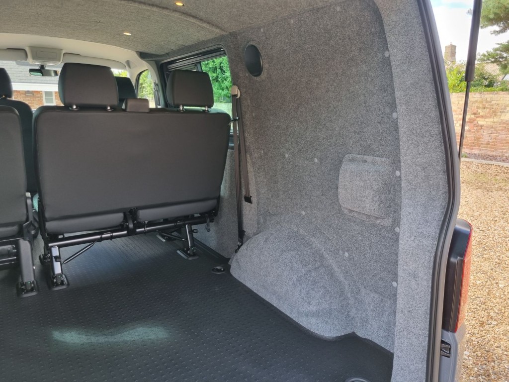 VOLKSWAGEN TRANSPORTER KOMBI
