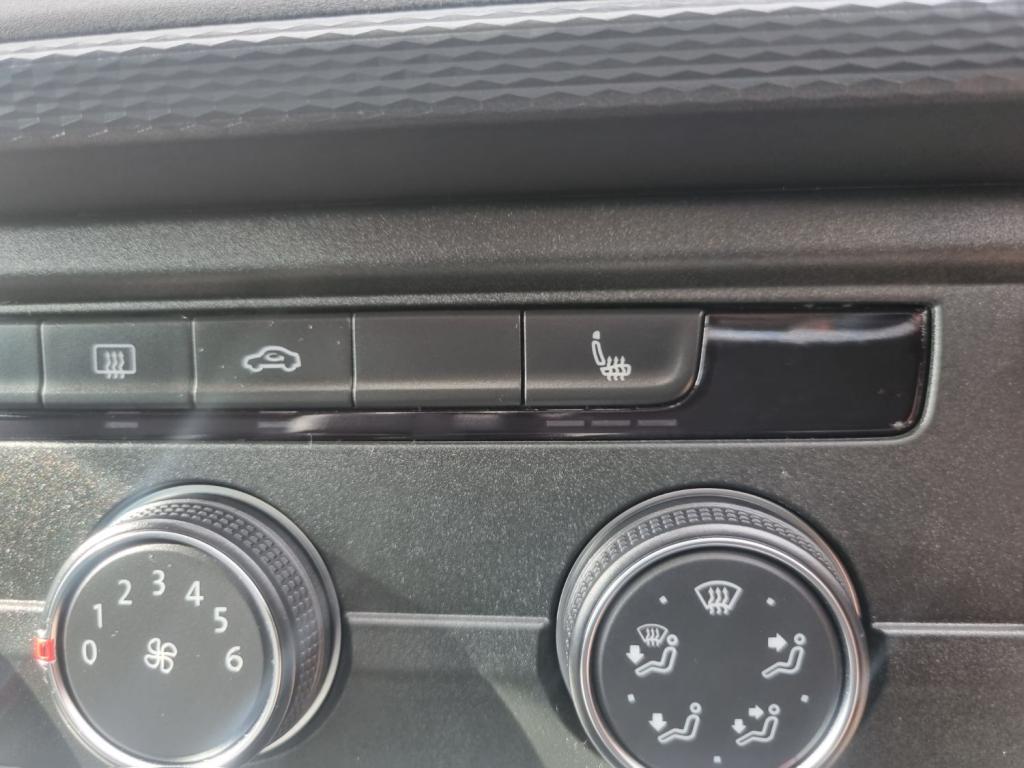 VOLKSWAGEN TRANSPORTER KOMBI