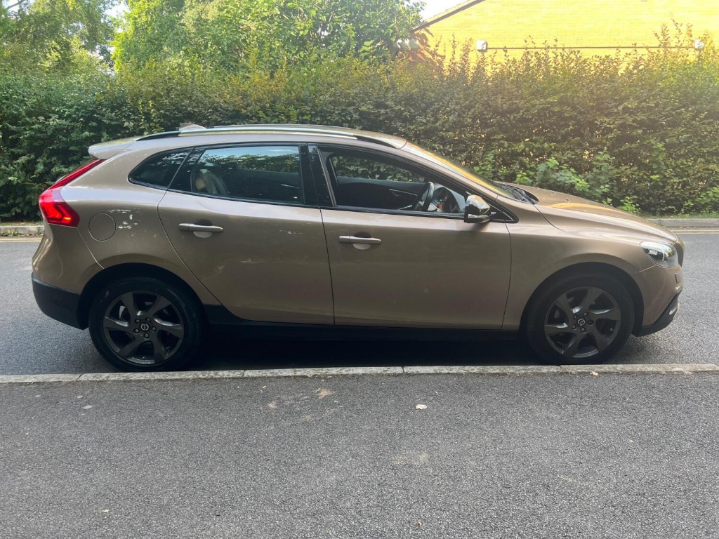 View VOLVO V40 CROSS COUNTRY 1.6 D2 Lux