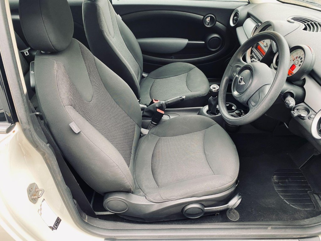 MINI HATCH