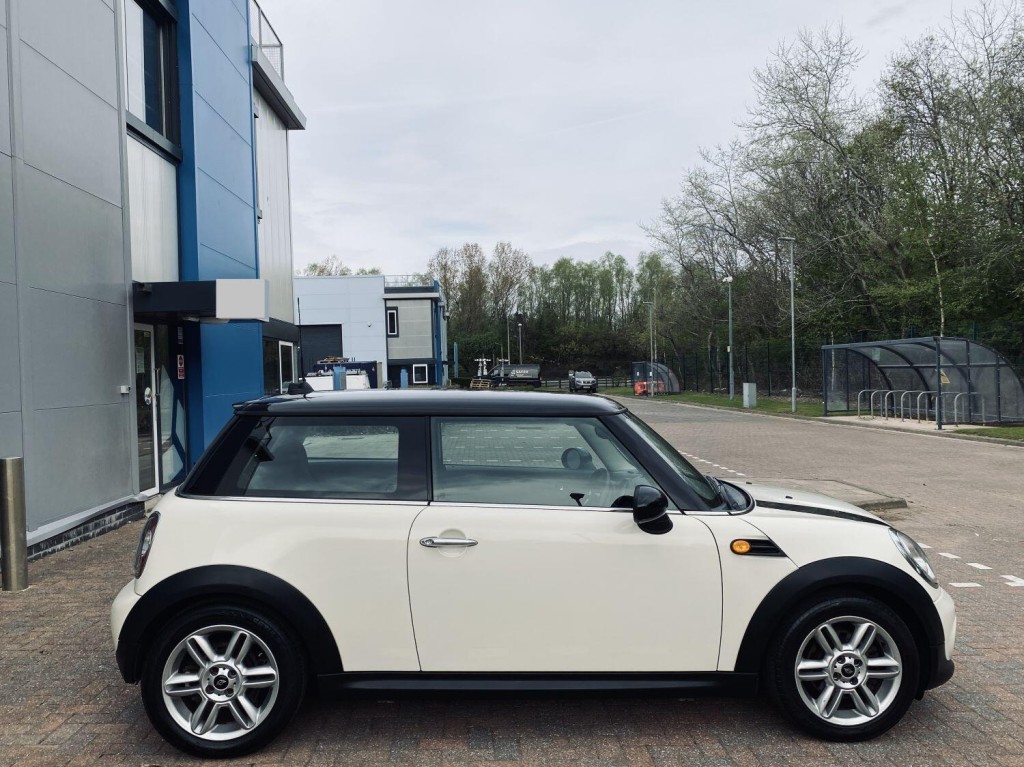 MINI HATCH