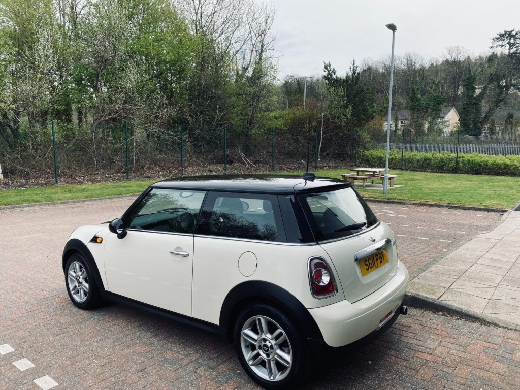 MINI HATCH