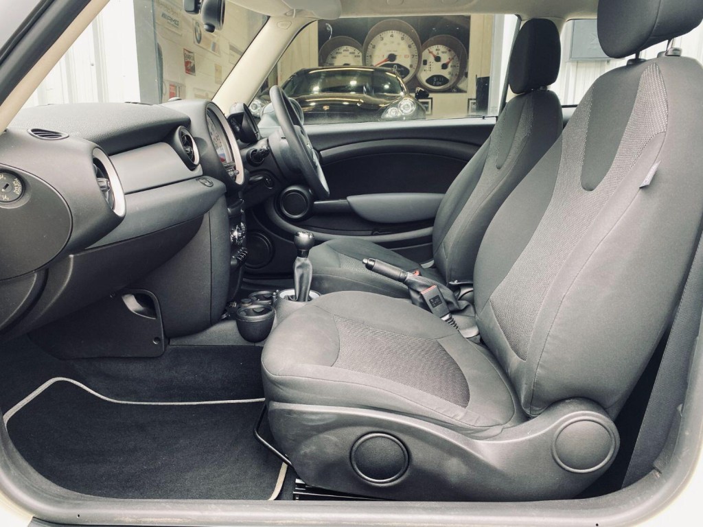 MINI HATCH