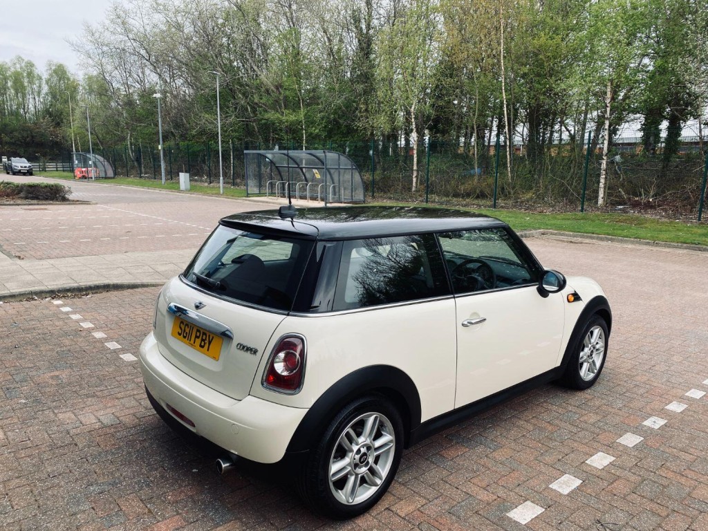 MINI HATCH