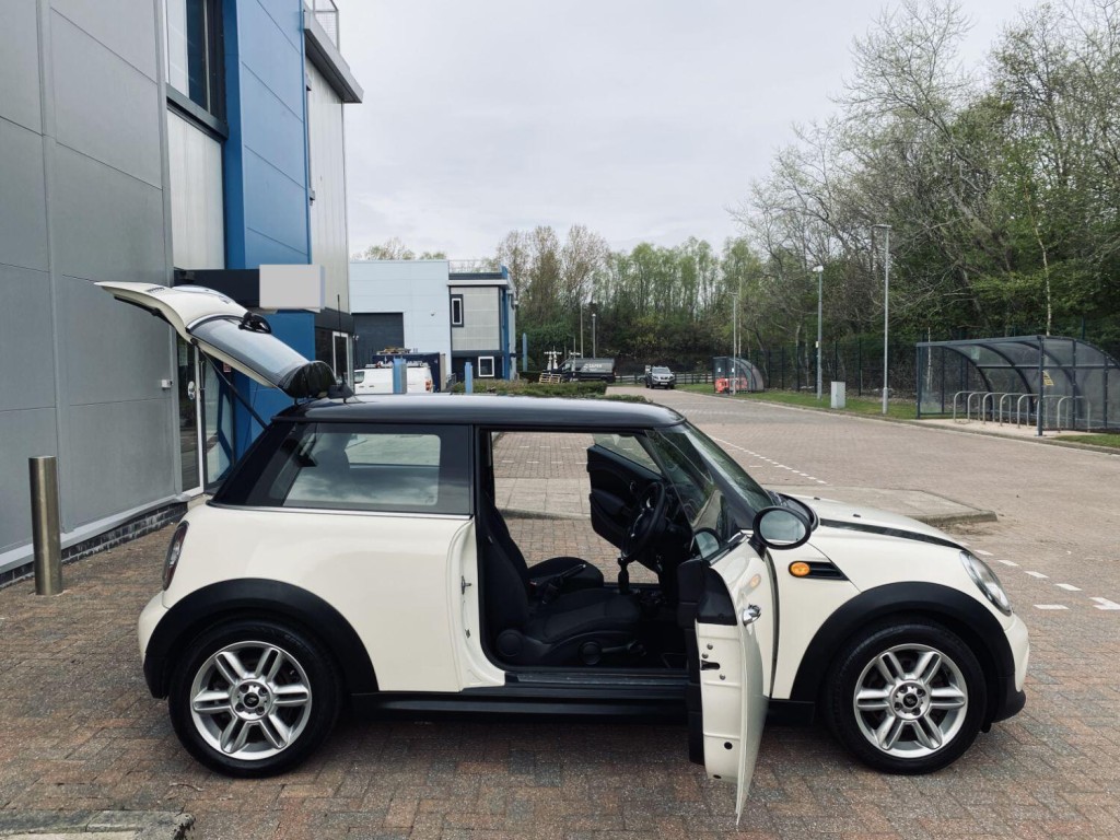 MINI HATCH