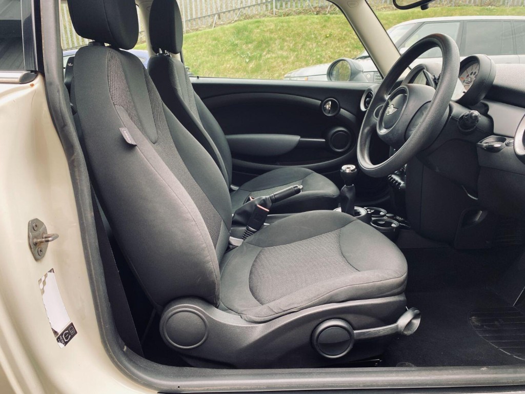MINI HATCH